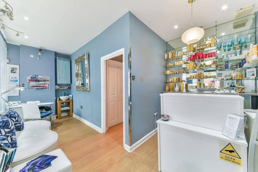 Beauty treatment room on Upper Richmond Road West, East Sheen SW14, East Sheen, photo 1