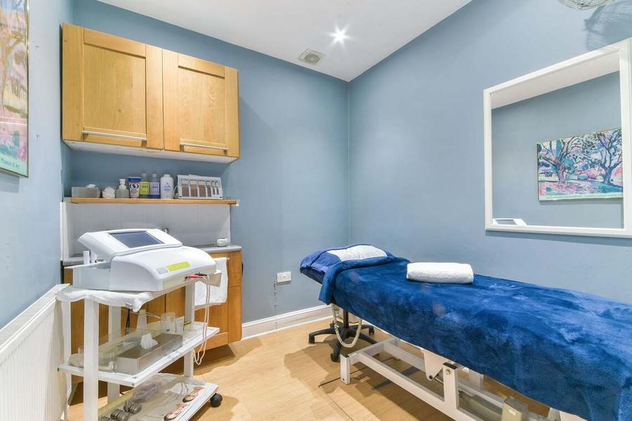Beauty treatment room on Upper Richmond Road West, East Sheen SW14, East Sheen, photo 2