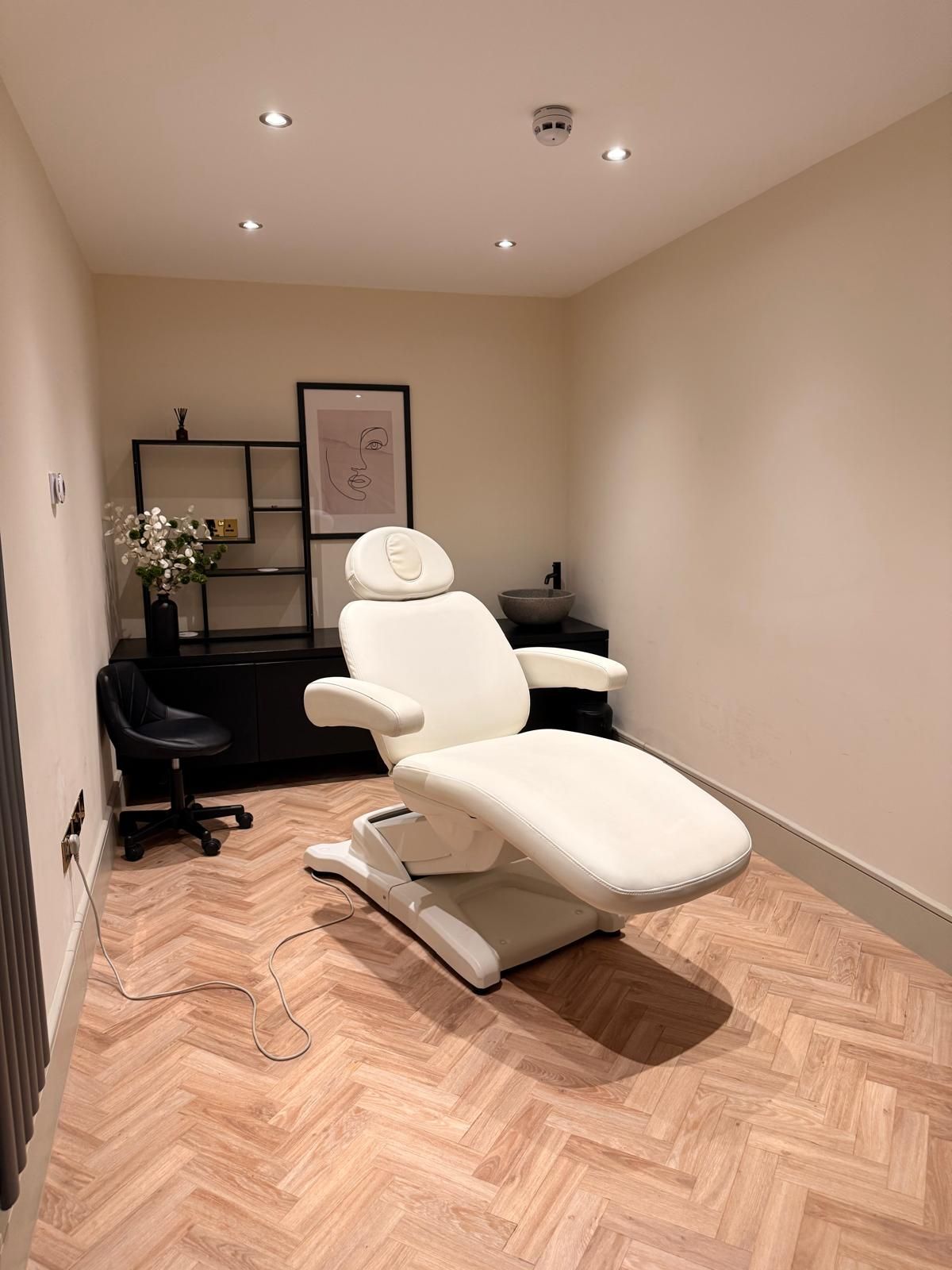 Standard beauty treatment room at Vakrat, Rosslyn Hill NW3, Hampstead, photo 6