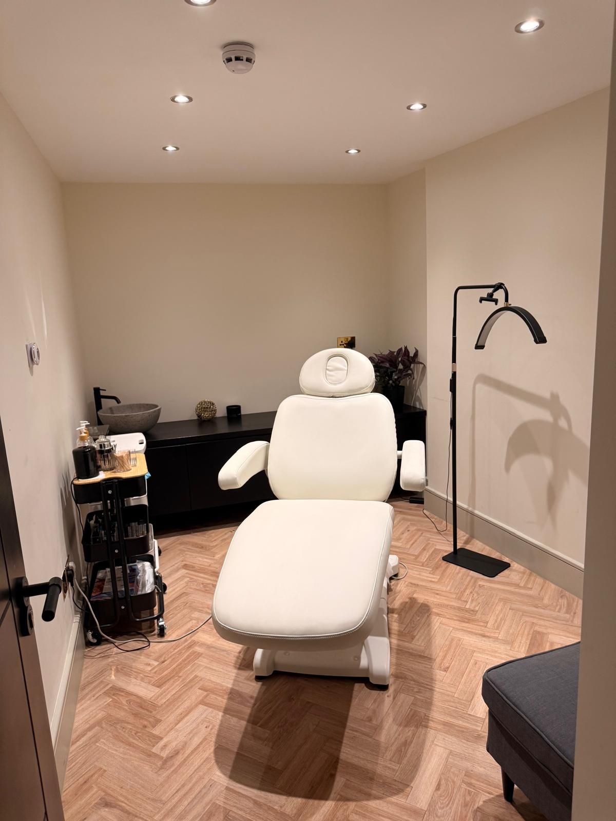 Standard beauty treatment room at Vakrat, Rosslyn Hill NW3, Hampstead, photo 7