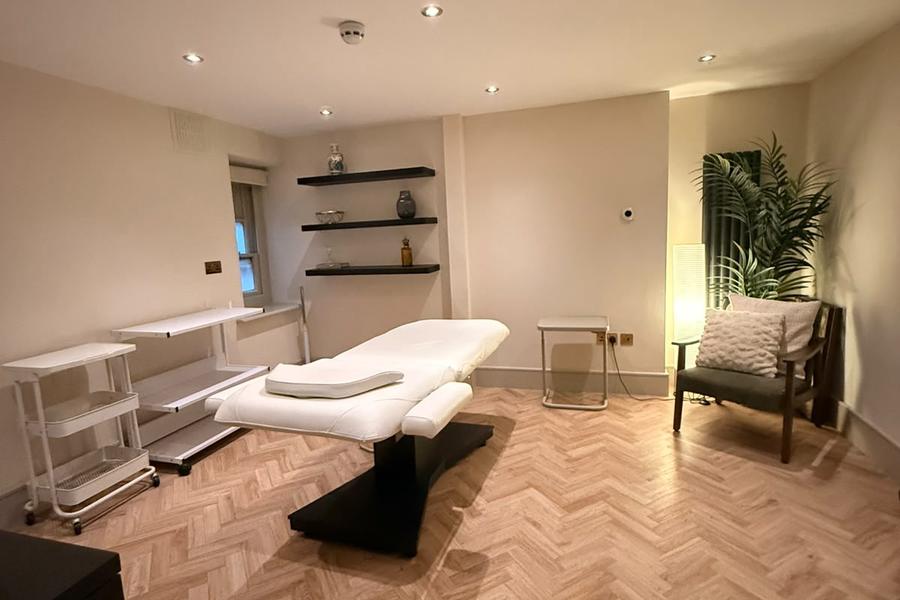Large beauty treatment room at Vakrat, Rosslyn Hill NW3, Hampstead, photo 1