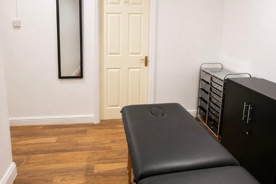 Treatment Room to Rent Camden/Euston/NW1| Therapy • Massage • Aesthetics, Euston Station, photo 2