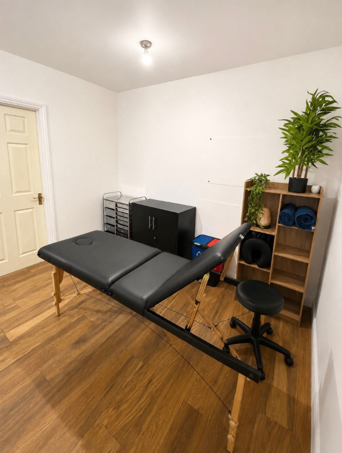 Treatment Room to Rent Camden/Euston/NW1| Therapy • Massage • Aesthetics, Euston Station, photo 3