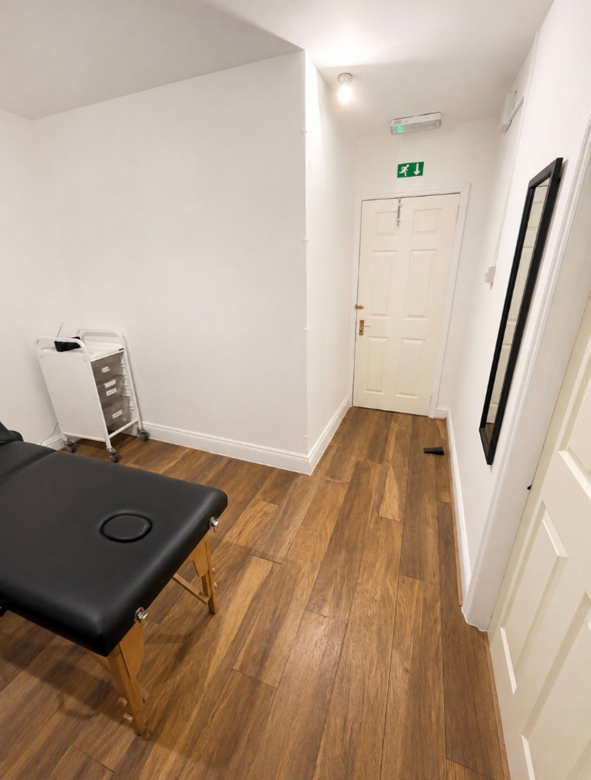 Treatment Room to Rent Camden/Euston/NW1| Therapy • Massage • Aesthetics, Euston Station, photo 4
