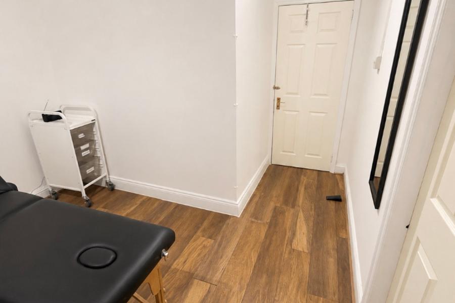 Treatment Room to Rent Camden/Euston/NW1| Therapy • Massage • Aesthetics, Euston Station, photo 4