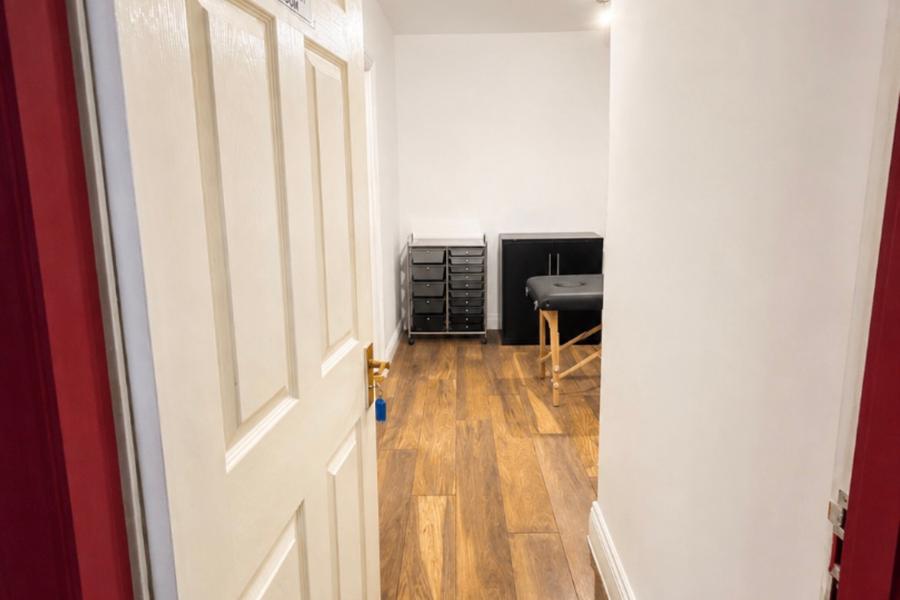 Treatment Room to Rent Camden/Euston/NW1| Therapy • Massage • Aesthetics, Euston Station, photo 5