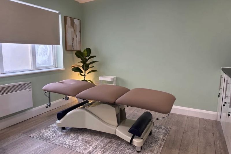 Bodymatters Treatment & Therapy Room – North Finchley, lash and brow room to rent in London