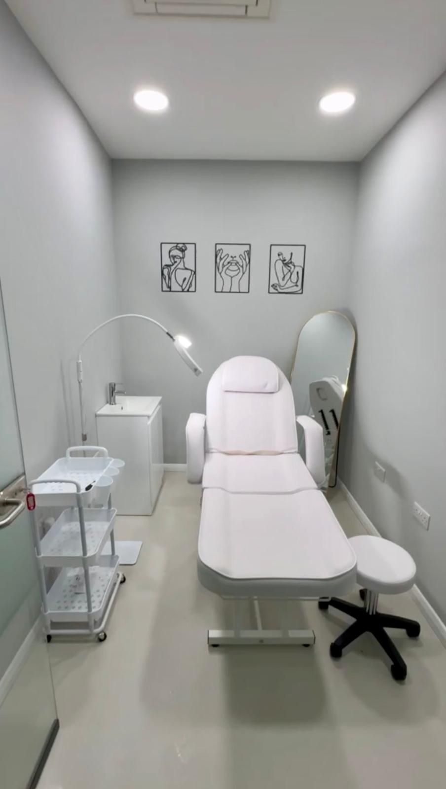 Luxury Hampstead Treatment Space with Sink, counselling room to rent in London