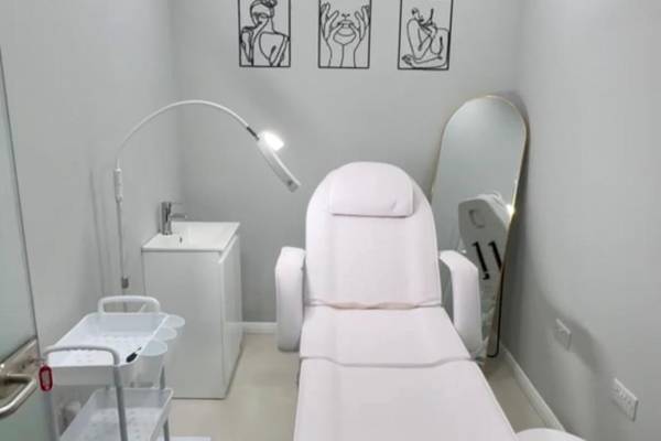 Luxury Hampstead Treatment Space with Sink, counselling room to rent in London