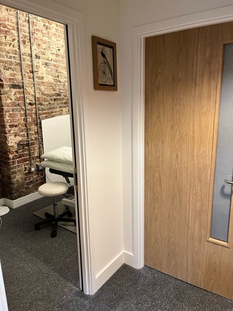 Borough High Street Clinic Room - Harper Road Osteopaths, London Bridge Station, photo 3