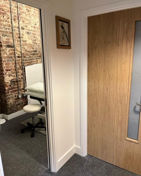 Borough High Street Clinic Room - Harper Road Osteopaths, London Bridge Station, photo 3