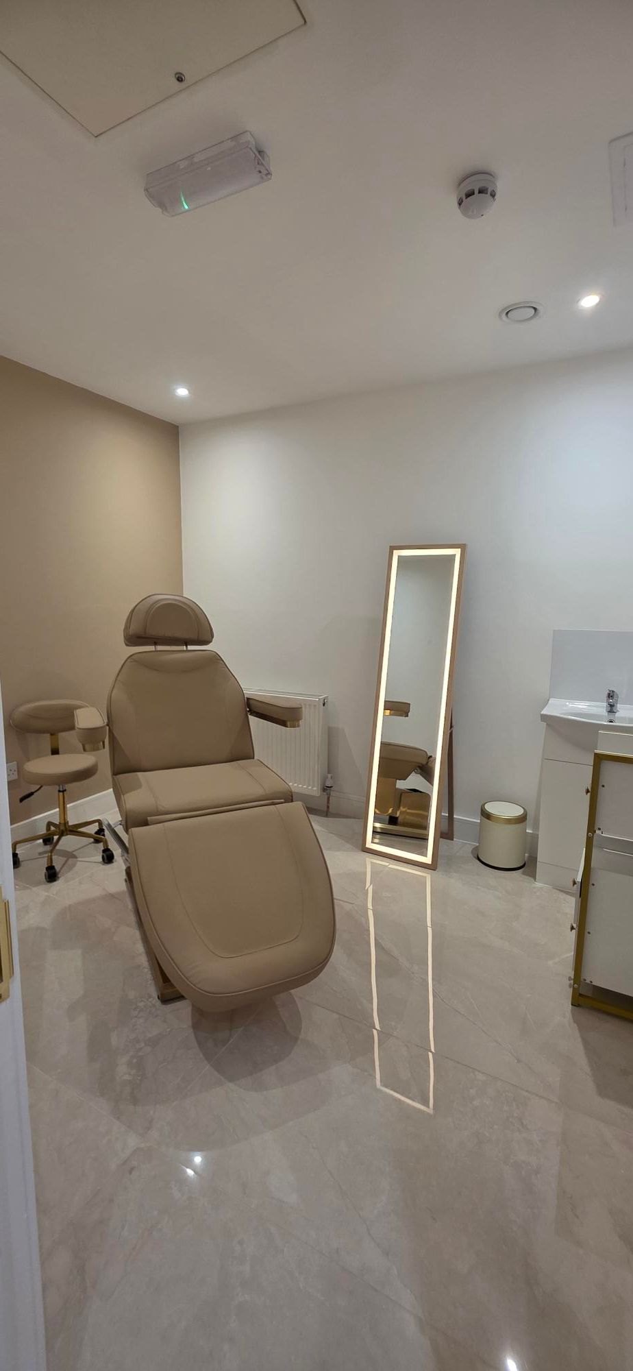 Private treatment room on Church Street, Stoke Newington N16, Stoke Newington, photo 3