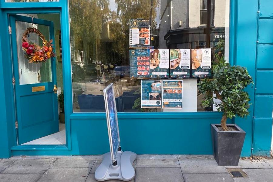 Nail desk on Church Street, Stoke Newington N16, Stoke Newington, photo 2