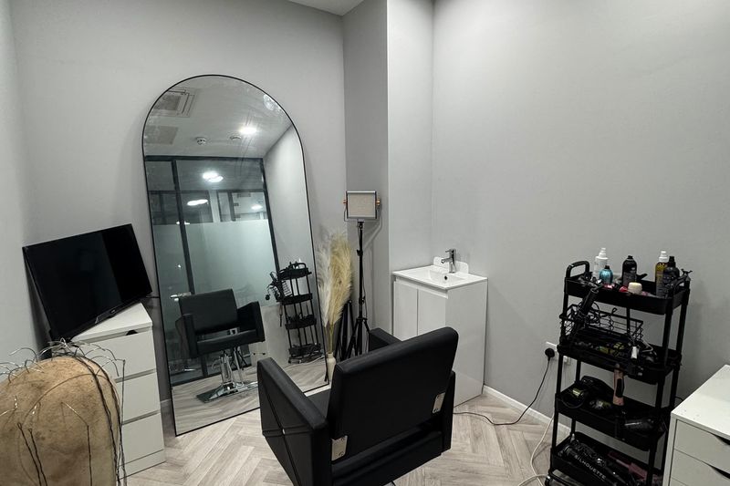 SSV Suites - Your Treatment Room, hairdressing room to rent in London