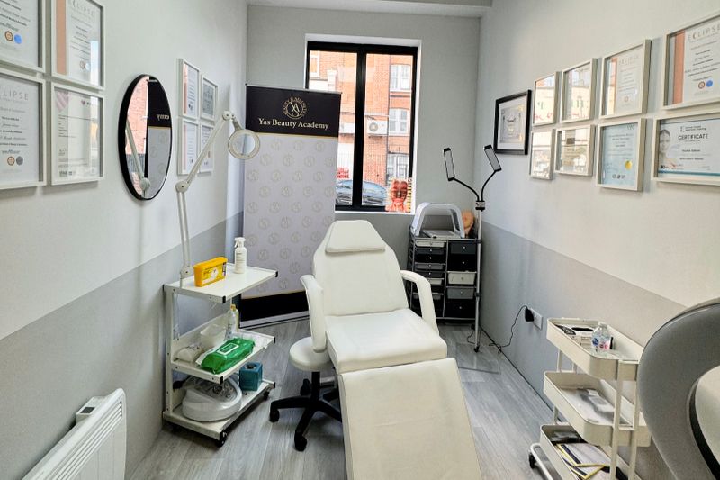 The Oasis Room , hairdressing room to rent in London